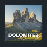 Dolomiten Italien Reisen Magnet<br><div class="desc">Die Dolomiten, eine atemberaubende Bergkette Norditaliens, sind bekannt für ihre dramatischen Gipfel, schroffen Felsen und atemberaubende Alpenlandschaften. Diese Berge, die zum UNESCO-Weltkulturerbe gehören, sind Teil der Südkalksteinalpen und erstrecken sich über die Regionen Trentino-Südtirol, Veneto und Friaul-Julisch Venetien, die das ganze Jahr über ein Paradies für Outdoor-Enthusiasten bieten. Die Dolomiten sind...</div>