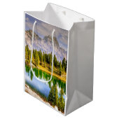 Dolomiten und Atemberaubender See Landschaft Mittlere Geschenktüte (Vorderseite Schrägansicht)