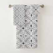 Dolores Botanical Tile Pattern Grau Badhandtuch Set (Insitu)