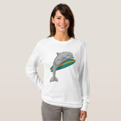 Dolphin als Surfer mit Surfbrett T-Shirt (Vorne ganz)
