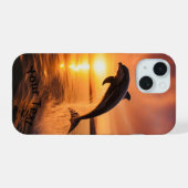 Dolphin bei Golden Sunset iPhone 15 Hülle (Rückseite (Horizontal))