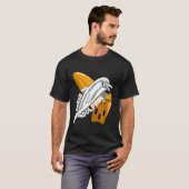 Dolphin Crash Surfboard Surfboard Geschenk T-Shirt (Vorne ganz)