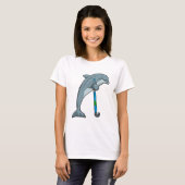 Dolphin im Hockey mit Hockeystick T-Shirt (Vorne ganz)
