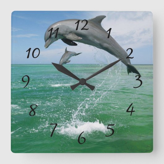 Dolphin im wilden Springen und Spielen Quadratische Wanduhr (Vorderseite)