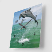 Dolphin im wilden Springen und Spielen Quadratische Wanduhr (Winkel)