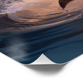 Dolphin Jumps bei Sonnenuntergang am Ozean Poster (Ecke)