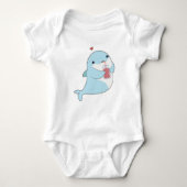 Dolphin mit Drink & Herz Baby Strampler (Vorderseite)