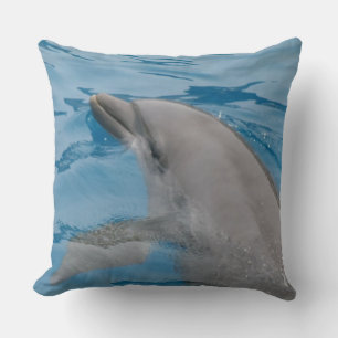 Dolphin-Schwimmen in den Tiefen des blauen Ozeans Kissen
