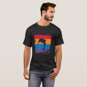 Dolphin Shadow Silhouette mit farbenfroher Flagge T-Shirt (Vorne ganz)