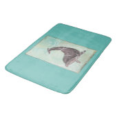 Dolphin Splashing in Coolem Grün Badematte (Schrägansicht)