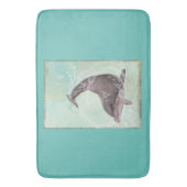 Dolphin Splashing in Coolem Grün Badematte (Vorderseite Vertikal)