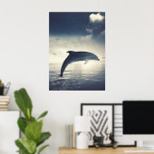 Dolphin springt aus Wasserkunst Poster (Heimbüro)