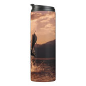 Dolphin Sunset: Schöner Ozean Jump Thermosbecher (Nach rechts gedreht)