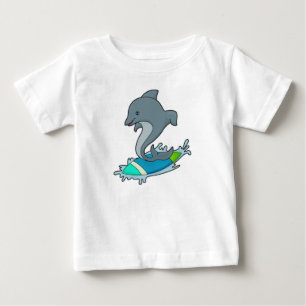 Dolpin als Surfer mit Surfboard Baby T-shirt