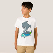 Dolpin als Surfer mit Surfboard T-Shirt (Vorne ganz)
