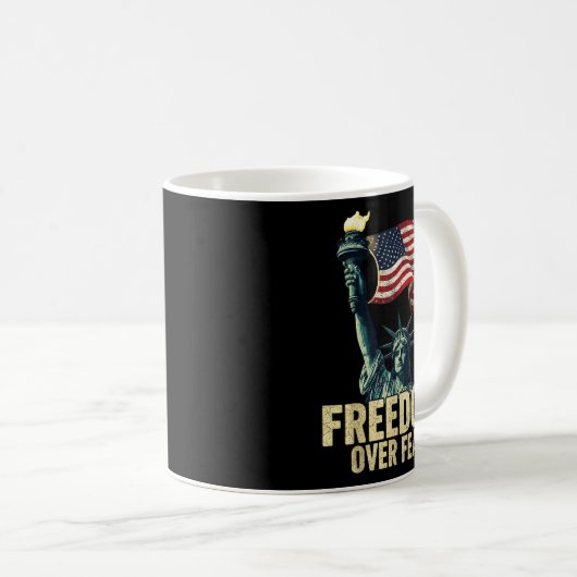 Dom Over Fear Statue Of Liberty Flag Graphic Kaffeetasse (VorderseiteRechts)
