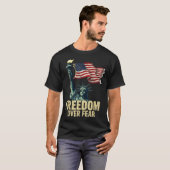 Dom Over Fear Statue Of Liberty Flag Graphic  T-Shirt (Vorne ganz)
