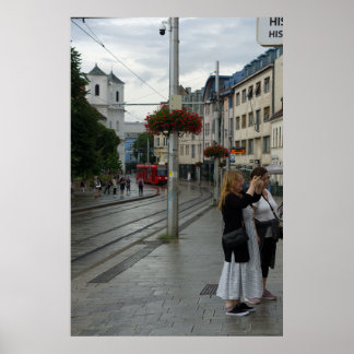 Dom von Bratislava und rote Straßenbahn - Straßens Poster