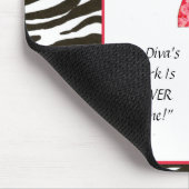"Domestic Diva" - Die Arbeit von A Diva ist nie er Mousepad (Ecke)