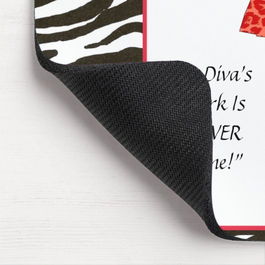 "Domestic Diva" - Die Arbeit von A Diva ist nie er Mousepad (Ecke)