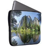 Domgesteine über dem Merced River - Yosemite Laptopschutzhülle (Vorne Rechts)