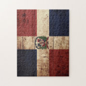 Dominikanische Republik-Flagge auf altem hölzernem Puzzle (Vertikal)