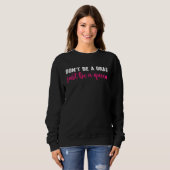 Don t Be A Drag Just Be A Queen  Drag Queen Sweatshirt (Vorne ganz)