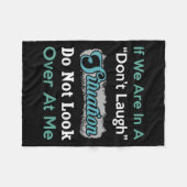 Don’t Laugh Situation Dont Look Over At Me Funny Q Fleecedecke (Vorderseite (Horizontal))