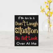 Don’t Laugh Situation Dont Look Over At Me Funny Q Karte (Gelbe Blume)