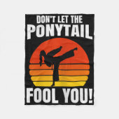 Don’t Let The Ponytail Fool You Karate Kick  Fleecedecke (Vorderseite)