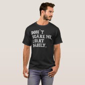 Don’t Scare Me I Fart Easily Funny Humor Quote T-Shirt (Vorne ganz)