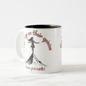 Don’t Sip on Their Opinion, Sip on Your Worth  Zweifarbige Tasse (Vorderseite Links)