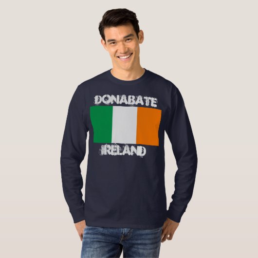 Donabate, Irland mit irischer Flagge T-Shirt (Vorne ganz)
