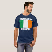 Donabate, Irland mit irischer Flagge T-Shirt (Vorne ganz)