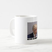 Donald J Trump Tasse Shot - Nie übergeben Long Sle (Vorderseite Links)