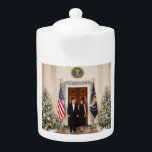 Donald & Melania Trumps Weihnachtsweißhaus<br><div class="desc">Ein Weihnachtsportrait von Präsident Donald & Melania Trump im Weißen Haus. Donald J. Trump, der 45. Präsident der Vereinigten Staaten. Donald John Trump war am 14. Juni 1946 in Queens, New York, geboren. Sein Vater, Fred Trump, war ein erfolgreicher echter Anwesen-Entwickler. Trump wurde an der New York Military Academy und...</div>
