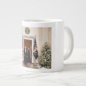 Donald & Melania Trumps Weihnachtsweißhaus Jumbo-Tasse (Vorderseite Rechts)