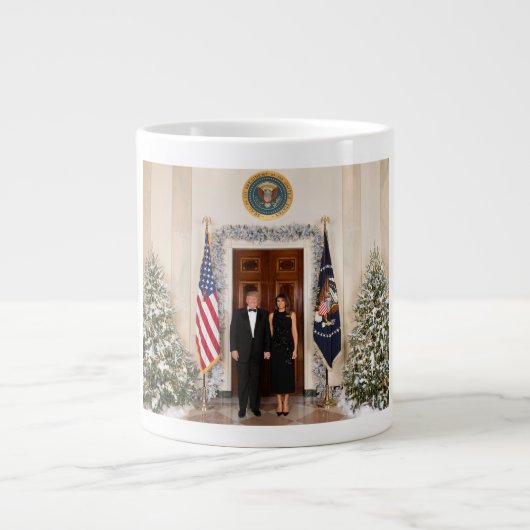 Donald & Melania Trumps Weihnachtsweißhaus Jumbo-Tasse (Vorderseite)
