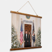 Donald & Melania Trumps Weihnachtsweißhaus Wandteppich Mit Holzrahmen (Gewinkelt)