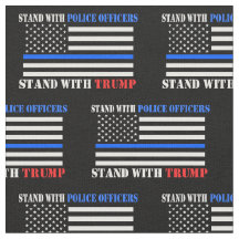 Donald Trump 2024 steht mit Polizeibeamten
