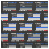 Donald Trump 2024 steht mit Polizeibeamten Stoff (Muster)