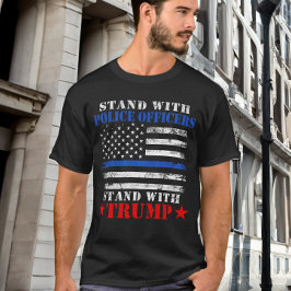 Donald Trump 2024 steht mit Polizeibeamten T-Shirt