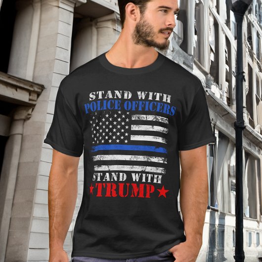 Donald Trump 2024 steht mit Polizeibeamten T-Shirt