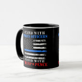 Donald Trump 2024 steht mit Polizeibeamten Tasse (Vorderseite Links)