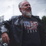 Donald Trump 2024 Vintage amerikanische Flaggenbri T-Shirt<br><div class="desc">Grunge verwitterte Vintagen Stil pro Donald Trump 2024 Geschenk, unisex für Männer oder Frauen. Wiederwahlkampf für die Wahlen 2024. Präsident Donald J. Trump mit dem Thema rot-weiß-blau der amerikanischen Flagge und dem stilvollen Grunge-Effekt-Druck. Tragen Sie es für ein lustiges Sommerkochen oder mit der Familie, die Geschenkidee großer Männer zum Geburtstag...</div>