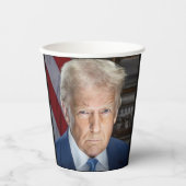 Donald Trump 2025 US-Präsident Portrait Pappbecher (Vorderseite)