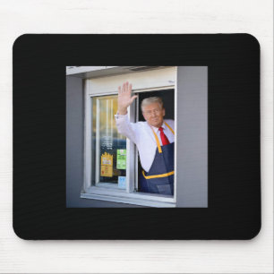 Donald Trump arbeitet an der Fritteuse und hält ei Mousepad