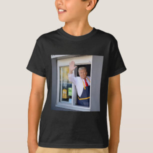 Donald Trump baut den Fry Station und hält einen D T-Shirt