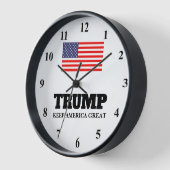 Donald Trump Behielt Amerika Wanduhr unter der Fla (Winkel)