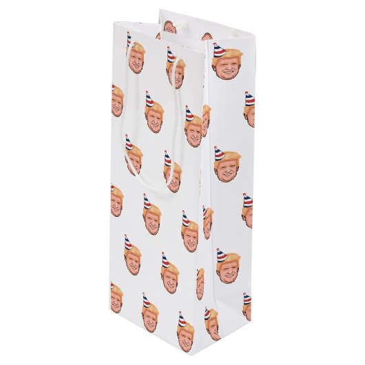 DONALD TRUMP BIRTHDAY GESCHENKTÜTE FÜR WEINFLASCHEN (Vorderseite Schrägansicht)